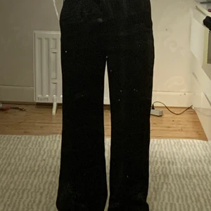 Kostymbyxor zara  - Snygga svarta kostymbyxor från zara med rak passform💕 säljer då jag har många svarta kostymbyxor, som nya och bara använda fåtal gånger🧸 köptes för 300kr, de är lågmidjade/medel