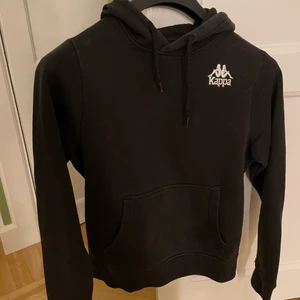 Kappa hoodie  - Hej jag säljer denna kappa hoodie med snyggt tryck på ryggen! Inköpt på junkyard för några år sen för ca 600. Säljer för 150! Kom privat för fler bilder eller frågor!