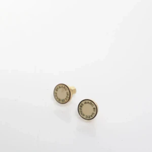 Marc by Marc Jacobs örhängen  - Marc by Marc Jacobs örhängen. Original plupparna är inte kvar. Men har vanliga guldiga på