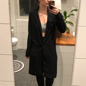 Svart lång kavaj  - Säljer här en lite längre och tunnare kavajen som passar till så mycket! Har bara inte använt den tillräckligt mycket. Den är ganska liten i storleken så skulle snarare säga att den är en XS och inte S 🌟