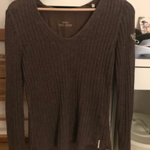 Tröja - Säljer denna bruna tröjan! Är den vringad så det är väldigt fint med ett linne under🌸 bara att ställa frågor om ni undrar något 