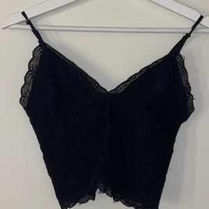 Spets- magtröja - Jättefin spets-magtröja från BikBok. stretch i ryggen så den sitter fint. Använd någon enstaka gång. 