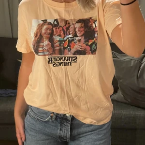 Stranger things t-shirt  - Köpt i Paris på pull and bear för nåt år sedan! Fint skick