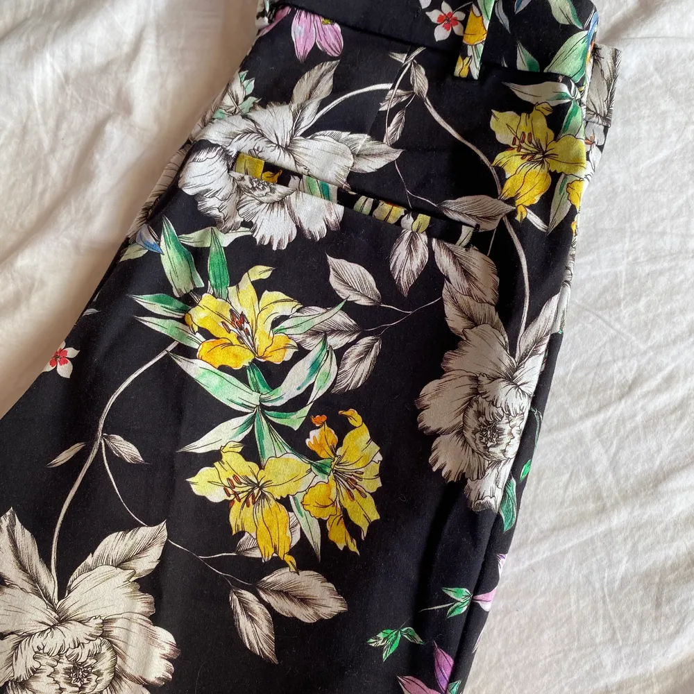 Perfekta kostymbyxorna till midsommar eller en sommarkväll för dig som föredrar att bära byxor! 🌸 Enbart använda en gång. Snygg passform! Dock anser jag som är ungefär 169 cm lång att dem är lite korta i benen på mig då jag gillar kostymbyxor som går ut över skorna. Men definitivt en smaksak. 😊 (kan eventuellt också frakta men köparen står för frakten). Farkut & Housut.