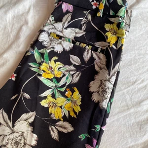 Blommiga kostymbyxor - Perfekta kostymbyxorna till midsommar eller en sommarkväll  för dig som föredrar att bära byxor! 🌸 Enbart använda en gång. Snygg passform! Dock anser jag som är ungefär 169 cm lång att dem är lite korta i benen på mig då jag gillar kostymbyxor som går ut över skorna. Men definitivt en smaksak. 😊 (kan eventuellt också frakta men köparen står för frakten)