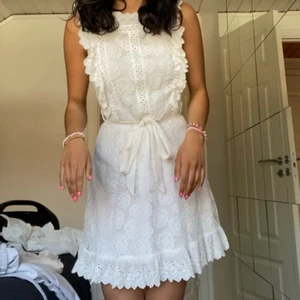 Studentklänning - Studentklänning från DM Retro, använd en gång! Storlek S (jag är 170 cm). Inköpt för 799 kr. Befintligt skick!