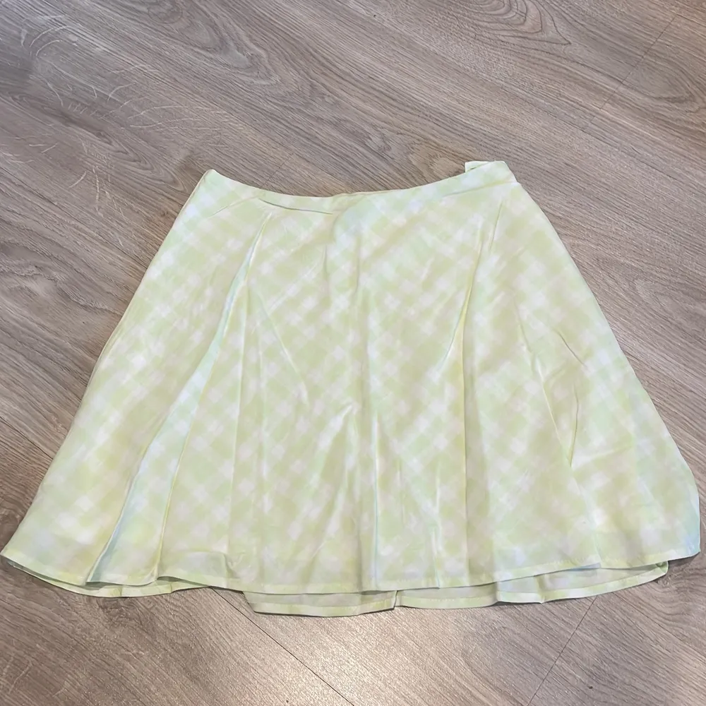 Somrig rutig vit och ljusgrön kjol! Super fin! Jätte fint material! Säljer då den inte passar längre🥰 frakt tillkommer!. Kjolar.