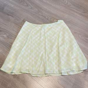 Somrig rutig vit och ljusgrön kjol! Super fin! Jätte fint material! Säljer då den inte passar längre🥰 frakt tillkommer!
