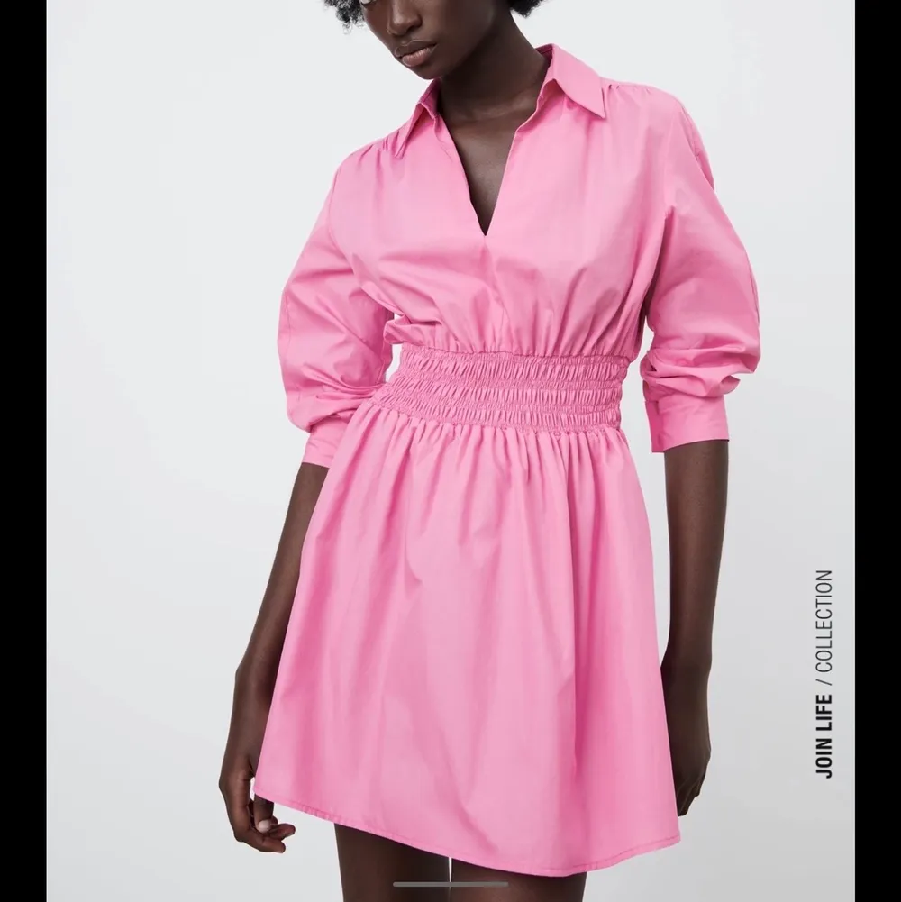 Säljer denna söta klänning ifrån Zara som jag inte fått användning för. Nypris: 359kr Storlek M. Skriv om ni vill ha fler bilder eller har frågor!❤️. Klänningar.