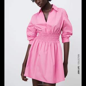 Säljer denna söta klänning ifrån Zara som jag inte fått användning för. Nypris: 359kr Storlek M. Skriv om ni vill ha fler bilder eller har frågor!❤️