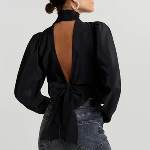 Gina Tricot tröja strl 42  - Använt fåtal gånger. Väldigt elegant och passar till allt ! 