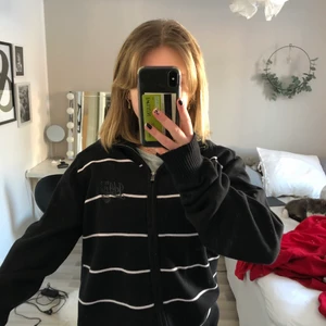 Sipup tröja  - En jätte skön och mysig sip up tröja med hög krage. Den är i väldigt bra skick och endast använd en gång av mig då jag kände att den inte riktigt var min stil. En herrtröja i storlek L men skulle inte påstå att den är super stor direkt. 