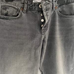 Lågmidjade gråa jeans från zara, använda få gånger