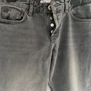 Lågmidjade jeans zara - Lågmidjade gråa jeans från zara, använda få gånger