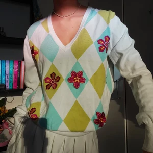 Disney Argyle Sweater - Jättefin Disney Signature tröja i jättebra skick! Säljer då den inte kommer till användning. Den är i strl 40 och sitter på mig som är en XS lite oversized. Skulle säga tt storlek är mellan XS-L beroende på hur man vill att den ska sitta! 