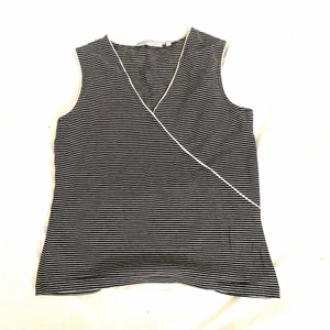 Topp - Ärmlös topp, thriftad på depop men aldrig använd av mig, sjukt najs till lågmidjade jeans eller kostymbyxor. Från Kappahl, storleken var avklippt men uppskattas till S-M