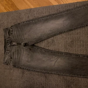 Levis jeans 511 slim fit  - Hej! Jag säljer ett par Levis originals 511 skin fit undercaster adv, på grund av beställning i fel storlek. Kan ej returnera eftersom lappen är av. Endast testade i hemmet. Ny pris: 1250 kr 