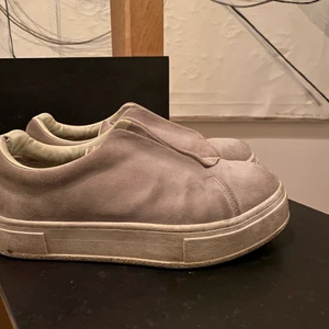 Grå Eytys skor - Säljer nu mina grå Eytys skor då de inte kommer till någon användning hos mig. Tecken på användning men i väldigt bra skick. Köpta för 1800. Kontakta mig för vidare intresse💕