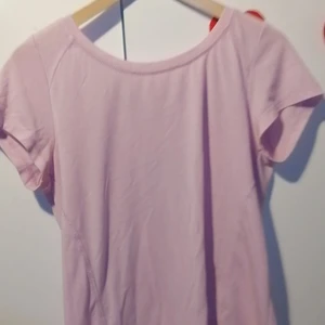 Ljusrosa tränings-tshirt - En riktigt fin ljusrosa t-shirt för träning. Man blir inte så svettig, tröjan är väldigt luftig. Inte använd på 1 år. Köpt 2019🌟