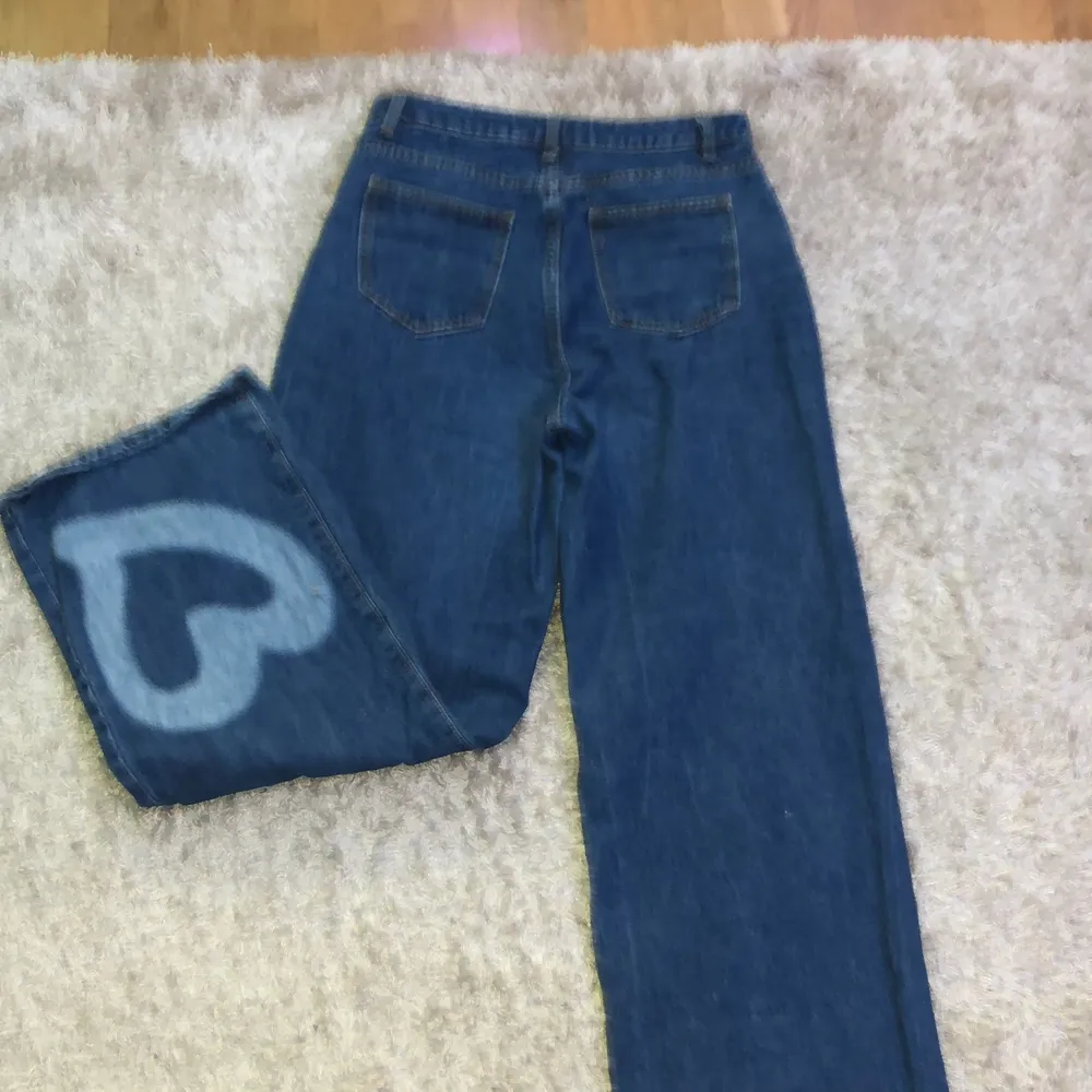 Storlek S, passar Xs-S Säljes pga för små i midjan! inte använda särskilt ofta 💗💗. Jeans & Byxor.