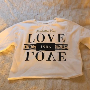 Sweatshirt med Love tryck från H&M - Sweatshirt med love tryck från H&M. Strl 158/164.