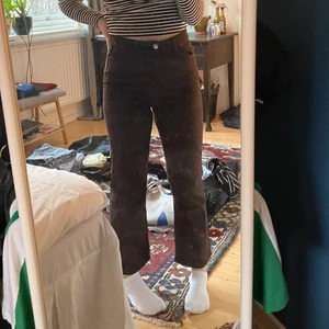 Bruna jeans - Obs!!! Det är spegeln som är dammig på första bilden ❤️ hehe. Från lindex, sparsamt använda och i mycket bra skick! Jag är 162 och de är lite croppade på mig.