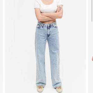 Säljer ett par Monki-Jeans! Det är inte riktigt samma färg som jeansen på modellen men snarlikt💛 Storlek 25 och jag är 170 cm lång! De är välanvända så därav priset! 60kr+frakt💛