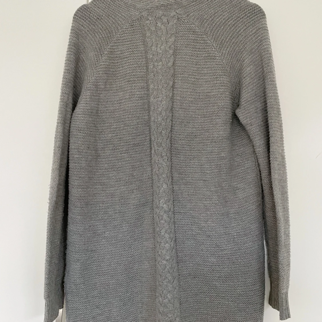 Grå stickad kofta - 90