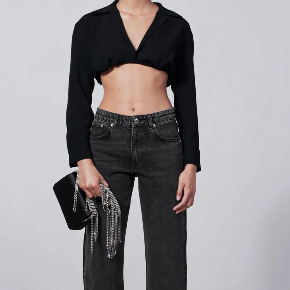 Säljer mina svarta mid waist jeans från Zara, aldrig andvända med prislapp kvar. 200kr+ frakt! 🖤. Jeans & Byxor.