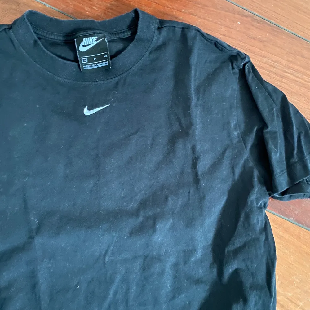 En Nike tröja i storlek s. Svart!. T-shirts.