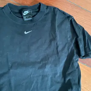 En Nike tröja i storlek s. Svart!