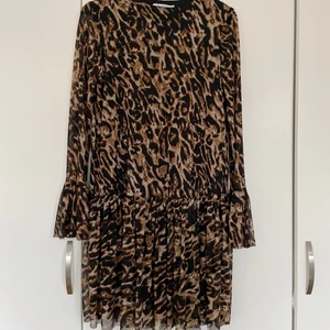 Leopardklänning  - Storlek S
