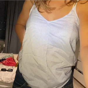 Linne - Blåvittrandigt Linne i skjortmaterial. Nästan aldrig använt. Jättesnyggt till våren och sommaren! Linnet är i storlek XS. Säljer för 70kr+frakt