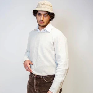 Stickad Tröja - Stilig stickad vit tröja i storlek M/L