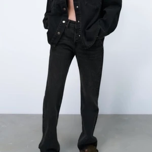 Zara Stright jeans 34 - Helt nya zara straight jeans i stl 34, endast anspända vid prövning. Säljs pågrund av missnöjd ut de satt på mig sjävl, kan skicka fler bilder om de skulle önskas 