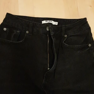 Håliga jeans från NA-KD i str 36 - Säljer mina gamla favorit byxor pågrund av att de blivit för stora för mig. Använt mer än 10 gånger men ser nästan nya ut, så bra skick.🤩