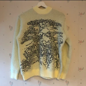 Mohair sweater - Jättemjuk mohairliknande stickad tröja med coolt motiv! Tröjan är mer beige/creme än vad som visas på bilden. Helt oanvänd! Köparen står för frakten!