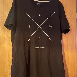 T-shirt.  - Säljer en T-shirt. 