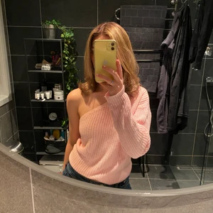 Stickad tröja - Supersöt ljusrosa stickad tröja med en arm! 