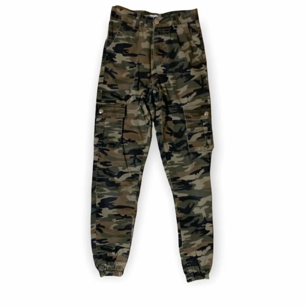 Militärmönstrade cargo pants från madlady! Köpt för ca 2 år sedan för 500kr. Inte slitna och sparsamt använda💕. Jeans & Byxor.