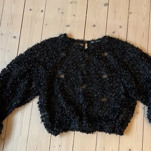 Topp med detaljer  - Topp från zara med detaljer och lite mesch. Fint skick