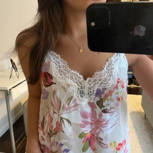 Blommigt linne, Lindex - Blommig linne från Lindex som aldrig är använd, lappen sitter kvar. Supergullig att ha till sommaren💜