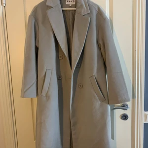 Grå kappa från NaKd strl 36 - Grå, något oversized kappa från NaKd. Finns inte kvar på hemsidan. Super varm kappa som funkar till vintern och passar även om man har strlk 38 då den är luftig. Säljer pga ingen användning. Skriv för fler bilder/bilder med plagget på. Köpare står för frakt och pris kan diskuteras vid snabb affär❣️