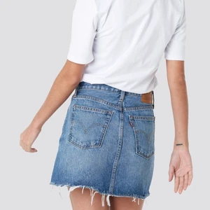 Jeanskjol Levi’s stl. 29 - En söt jeanskjol från Levi’s i storlek 29. Så gott som oanvänd, bra skick!💥🙌🏼