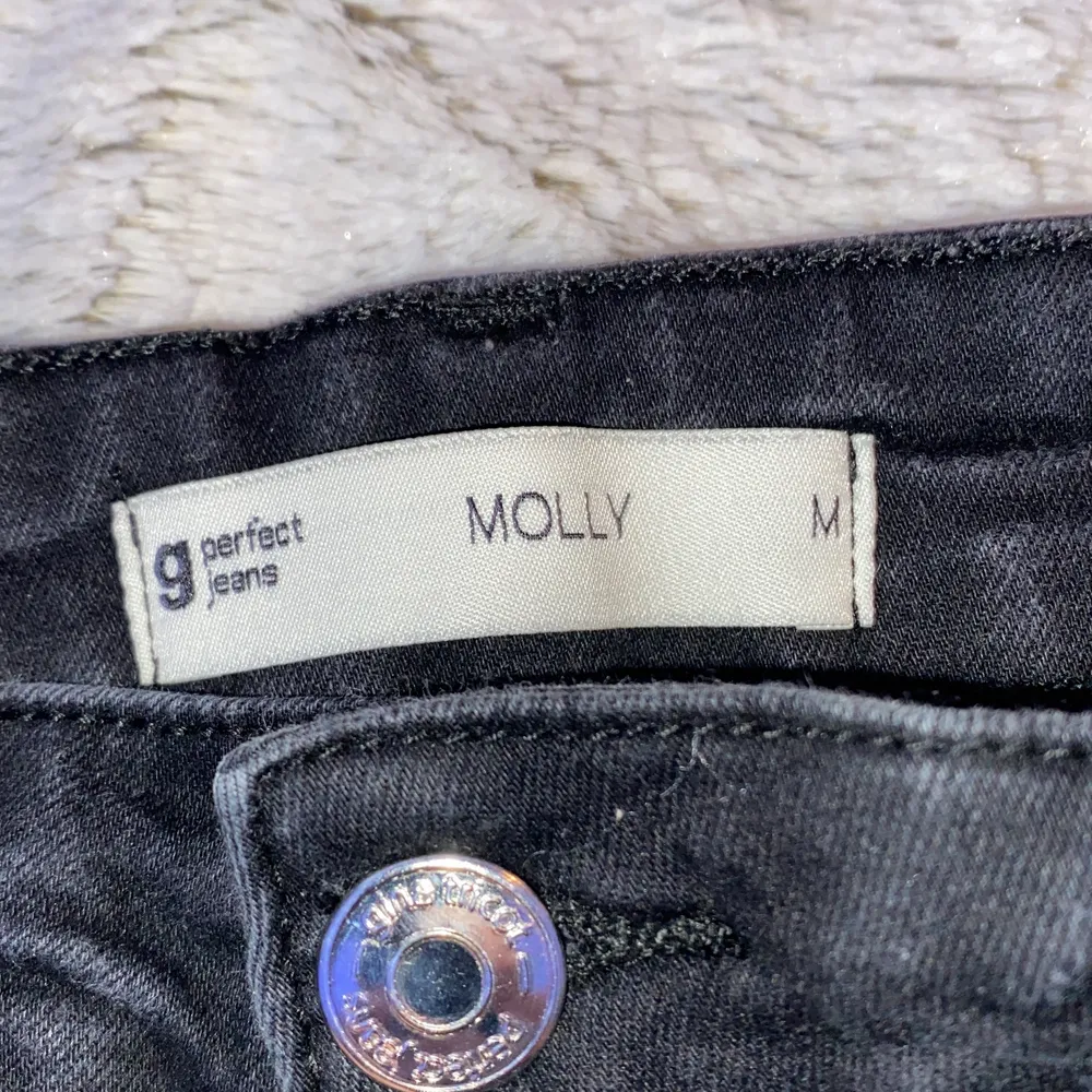 Svarta Molly shorts från Gina storlek M. Shorts.