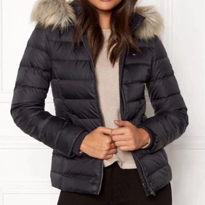 Tommy Hilfiger dunjacka  - På bilden från hemsidan är den svart, men min är mörk mörk blå. Storlek M, lite liten i storleken. Avtagbar huva, och avtagbar konstpäls. Nypris: 2 000 kr. 