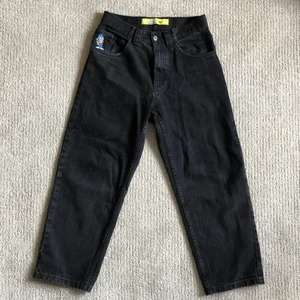 Polar skate co x Iggy 93 denim jeans  - Köptes för några år sedan på Caliroots för 1 199 kr. Var värt var ända krona, blev genast kär i dem. Länge vart mina favorit byxor men ska nu säljas vidare pågrund av att de har blivit för små. Passar både man och kvinna, straight passform med storlek 28 x 30. Om du är runt 160 i längd så är detta de rätta byxorna för dig! Om du har några frågor eller vill ha fler bilder så tveka inte på att höra av dig! Fraktskotnaden står du för om det är det alternativet du väljer. :) 