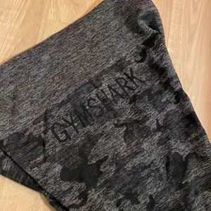 Gymshark tights - Träningstights från gymshark i bra skick! Har en sån skrynklig sömn på rumpan för att framhäva den fint! Enda defekten är att en söm längst ner på foten spräckt, absolut inget som syns eller påvärkar, skickar gärna bild i meddelanden då man bara kan välja tre bilder i annonsen. Inte säker vilken storlek det är men passar alla mellan S-L!