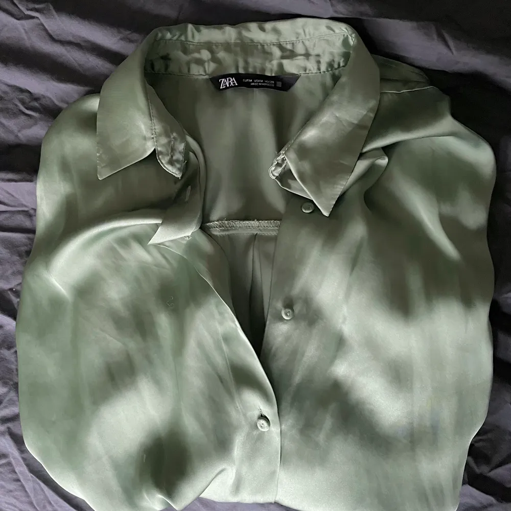 Säljer min gröna silkes skjorta från Zara då den inte kommer till andvändning💓💓💕💕. Skjortor.