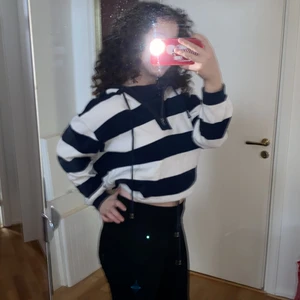 Randig hoodie  - Mörkblå å vit randig hoodie som går å snöra vid magen och halsen. Söt 